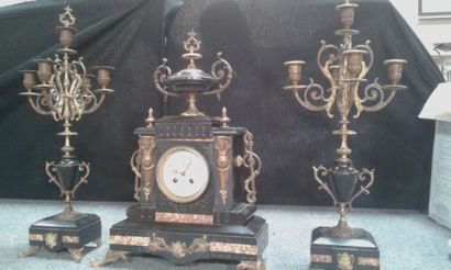 null Garniture de cheminée en marbre avec paire de candélabres
Epoque Napoléon III
Deux...