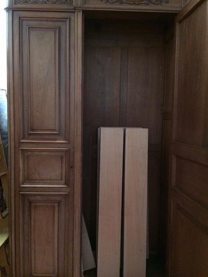 null Importante armoire en bois naturel trois portes