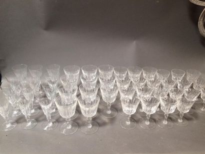 null BACCARAT service de verres en cristal complet à 10 comprenant
12 coupes à champagne,...