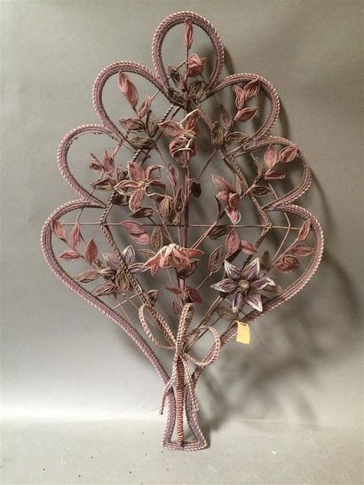null Couronné de cimetière en perlé à décor de fleurs violettes et roses
94 x 61...