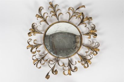 null Travail italien 1960
Miroir à verre rond bombé, pourtour à décor de feuillages...