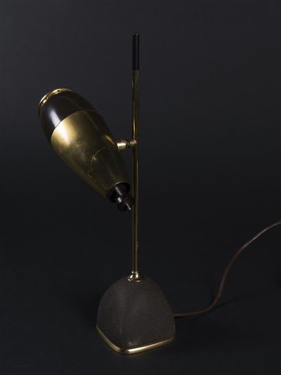 null Oscar TORLASCO (XX) 
Lampe de table Modèle n° 577 
Base en fonte formant dôme...