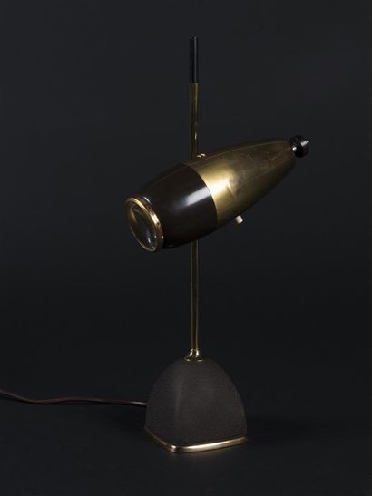 null Oscar TORLASCO (XX) 
Lampe de table Modèle n° 577 
Base en fonte formant dôme...