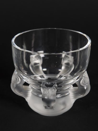 null René LALIQUE (1860 - 1945)
Vase en verre moulé-presssé translucide à panse globulaire...
