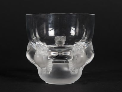 null René LALIQUE (1860 - 1945)
Vase en verre moulé-presssé translucide à panse globulaire...