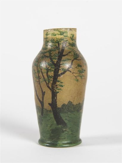 null J ROBERT (XX ème)
Petit vase en verre peint à décor lacustre printannier.
Légères...
