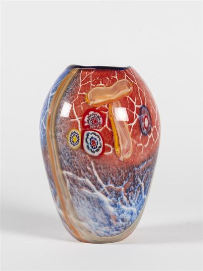 null MURANO (XX ème)
Vase de forme ovoïde à col resserré millefiori
H: 23 cm - L:...