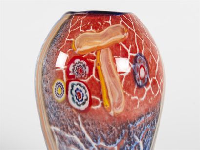 null MURANO (XX ème)
Vase de forme ovoïde à col resserré millefiori
H: 23 cm - L:...