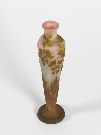 null Émile GALLÉ (1846 - 1904). 
Petit vase sur piédouche et col évasé en verre multicouche...