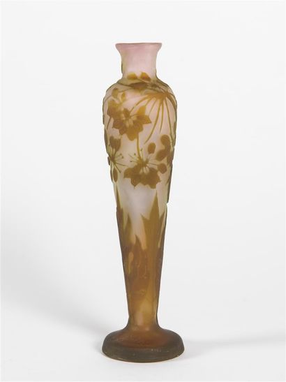 null Émile GALLÉ (1846 - 1904). 
Petit vase sur piédouche et col évasé en verre multicouche...