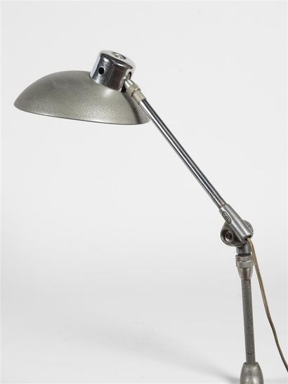 null Ferdinand SOLERE (XX ème)
Lampe de bureau agraphe à deux bras en métal chromé...