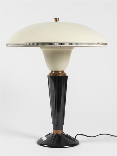 null Établissements JUMO (XX ème)
Lampe de table Modèle 320, corps et socle en bakélite,...
