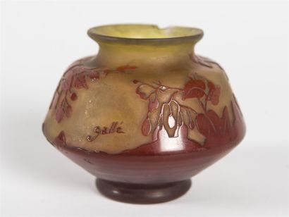 null Émile GALLÉ (1846 - 1904). 
Vase de forme pansue à petit col ouvert en
verre...