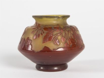 null Émile GALLÉ (1846 - 1904). 
Vase de forme pansue à petit col ouvert en
verre...