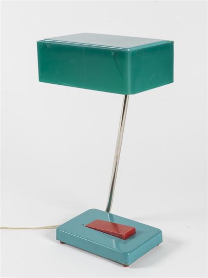 null Travail français 1960
Lampe de table en plexiglas de couleur verte. Interrupteur...