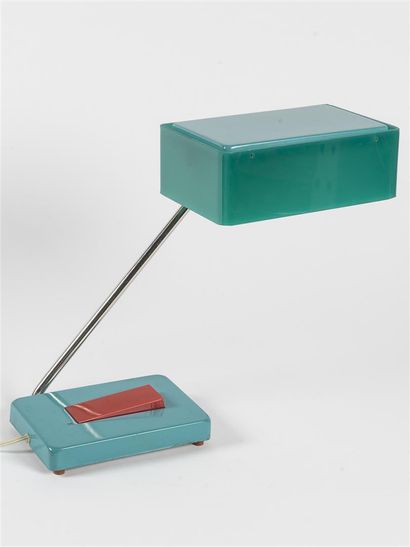 null Travail français 1960
Lampe de table en plexiglas de couleur verte. Interrupteur...