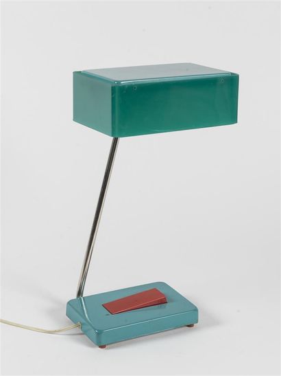 null Travail français 1960
Lampe de table en plexiglas de couleur verte. Interrupteur...