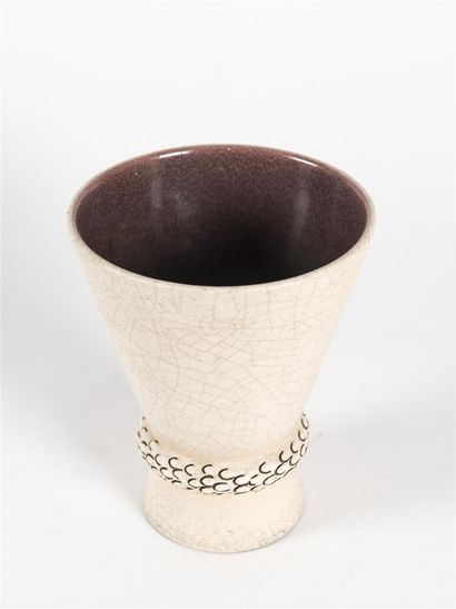 null POL CHAMBOST (1906-1983) 
Vase de forme tronconique en céramique émaillée crème...