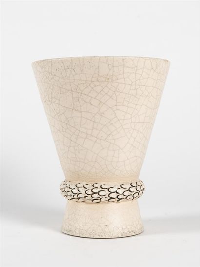 null POL CHAMBOST (1906-1983) 
Vase de forme tronconique en céramique émaillée crème...