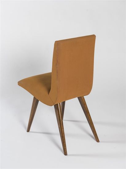 null Travail français 1950
Suite de deux chaises, piètement en chêne massif de forme...
