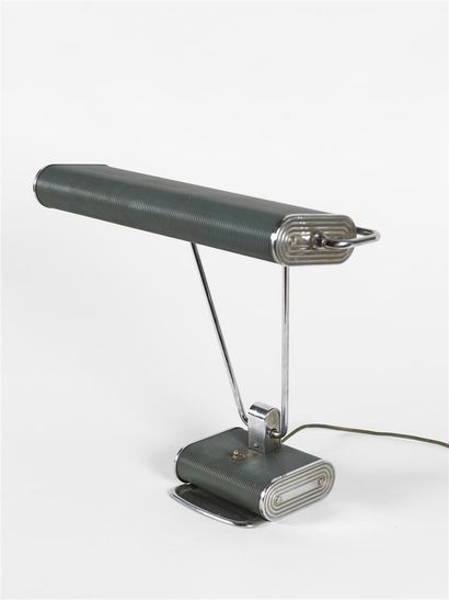 null Eileen GRAY (1878-1976) 
Lampe à poser en métal laqué gris et métal chromé....