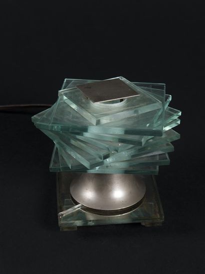 null DESNY (Clément NAUNY dit) 
Lampe veilleuse à monture en métal nickelé et plaquettes...
