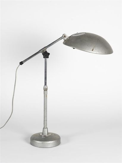 null Ferdinand SOLERE (XX ème)
Lampe de bureau réglable à armature en métal chromé...