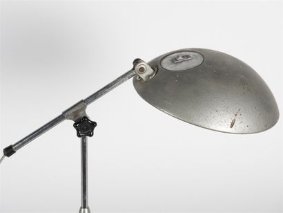 null Ferdinand SOLERE (XX ème)
Lampe de bureau réglable à armature en métal chromé...