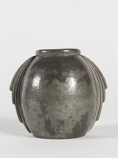 null Pierre Amédée PLASAIT (né en 1910)
Vase de forme oblongue évasée en dinanderie...