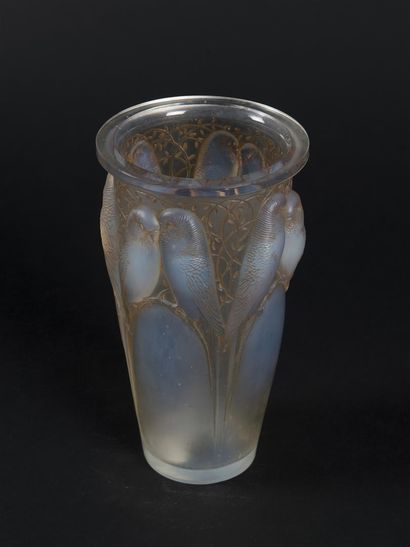 null René LALIQUE (1860-1945)
Vase modèle " Ceylan " dit aussi " Huit perruches "...