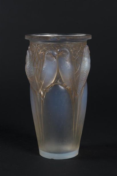 null René LALIQUE (1860-1945)
Vase modèle " Ceylan " dit aussi " Huit perruches "...