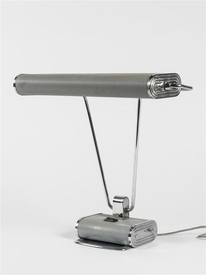 null Eileen GRAY (1878-1976) 
Lampe à poser en métal laqué gris et métal chromé....