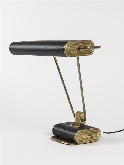 null Eileen GRAY (1878-1976) 
Lampe à poser en métal laqué noir et métal doré. 
Edition...