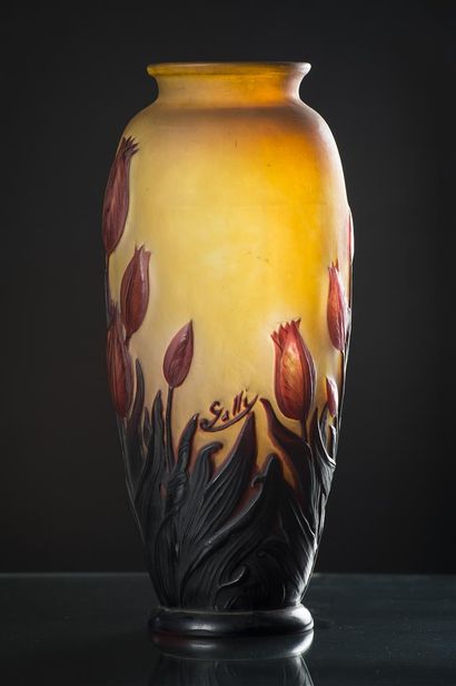 null Emile GALLE (1846- 1904)
Vase de forme ovoïde à col resserré évasé en verre...