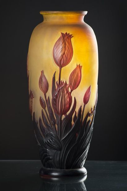 null Emile GALLE (1846- 1904)
Vase de forme ovoïde à col resserré évasé en verre...