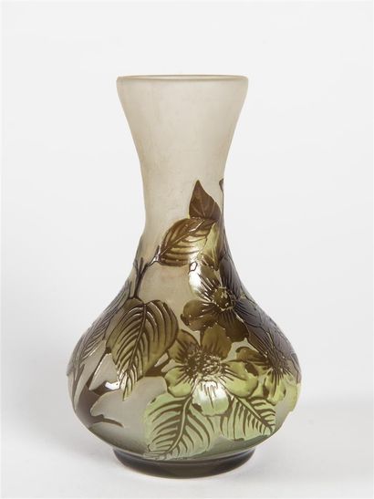 null Travail Nancy 1940
Vase de forme pansue à col très ouvert en verre multicouches...