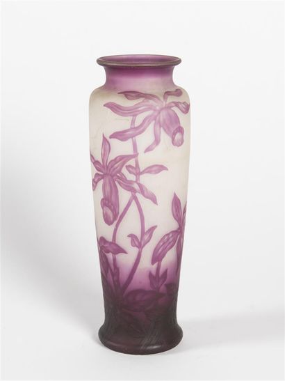 null Charles VESSIERE à Nancy
Actif de 1901 à 1950.
Vase à décor de narcisses en...
