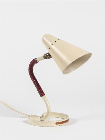 null Dans le goût de Jean Boris LACROIX 
Lampe cocotte de couleur crème à une rotule....