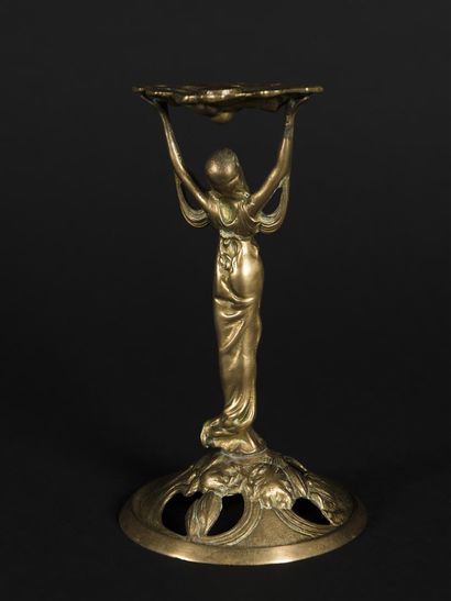null Travail Art Nouveau
Lampe de table en laiton doré représentant une femme soutenant...
