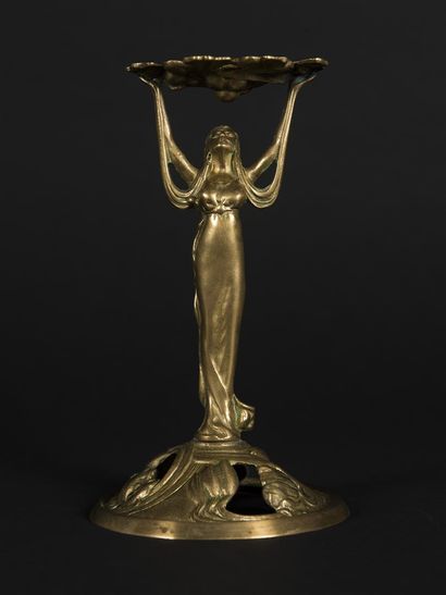 null Travail Art Nouveau
Lampe de table en laiton doré représentant une femme soutenant...