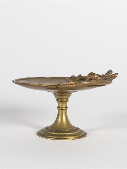 null Albert MARIONNET (1852-1910)
Coupe sur pied en bronze doré au décor en relief...