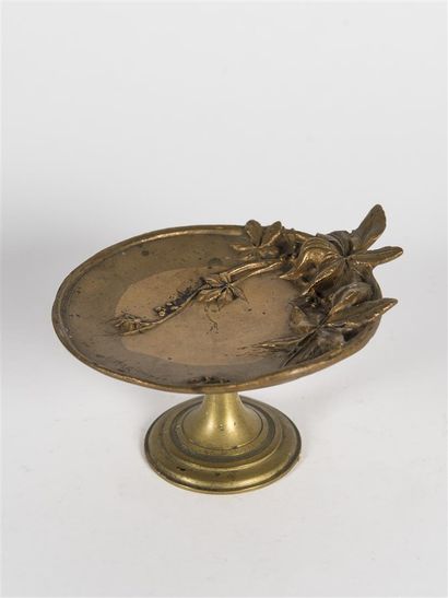 null Albert MARIONNET (1852-1910)
Coupe sur pied en bronze doré au décor en relief...