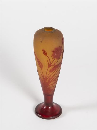 null Émile GALLÉ (1846 - 1904). 
Soliflore de forme conique sur piédouche en verre...