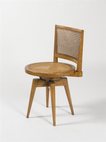 null Jean ROYERE (1902- 1981) & GOUFFE (éditeur)
Fauteuil de bureau pivotant en chêne...