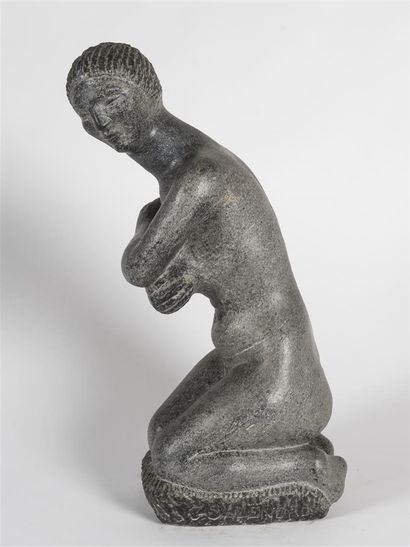 null Georges SALENDRE (1890-1985) 
Femme nue agenouillée, les bras croisés 
Sculpture...