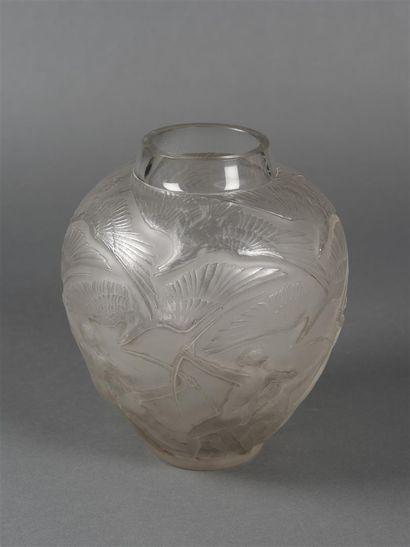 null René LALIQUE (1860 - 1945)
Vase "Archers"
modèle créé en 1921, supprimé du catalogue...