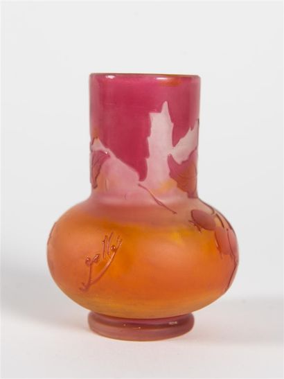 null Émile GALLÉ (1846 - 1904). 
Vase de forme pansue à col cylindrique en verre...