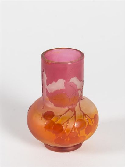 null Émile GALLÉ (1846 - 1904). 
Vase de forme pansue à col cylindrique en verre...