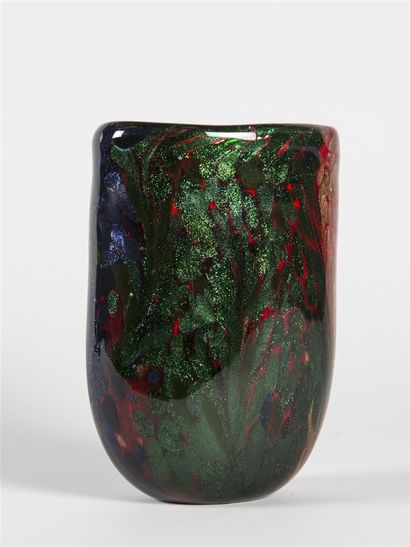 null MURANO (XX ème)
Vase de forme oblongue en verre multicouches à inclusions de...