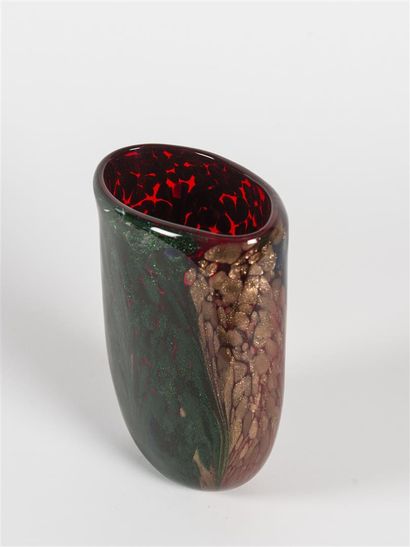 null MURANO (XX ème)
Vase de forme oblongue en verre multicouches à inclusions de...